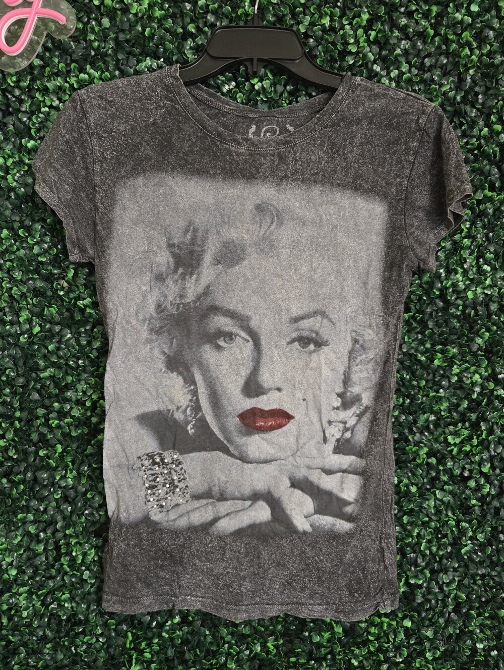 Rare MINT Women’s Marilyn Monroe VTG Graphic Tee with Red Accent And Rhinestones